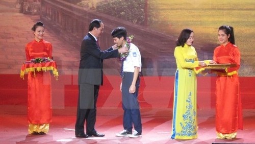Outstanding students receive Dinh Bo Linh Fund scholarships - ảnh 1